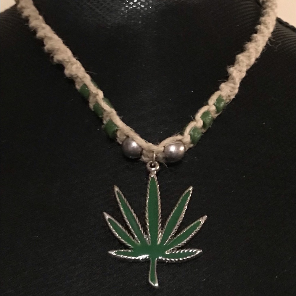 HANDMADE 100% HEMP MACRAMÉ POTLEAF NECKLACE - Picture 4 of 12